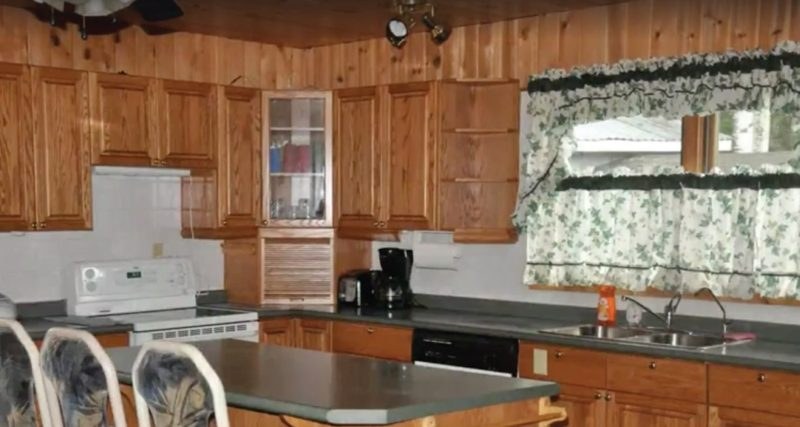 Eagle's Nest cabin at Wine Lake Camp — photo 2 of 4